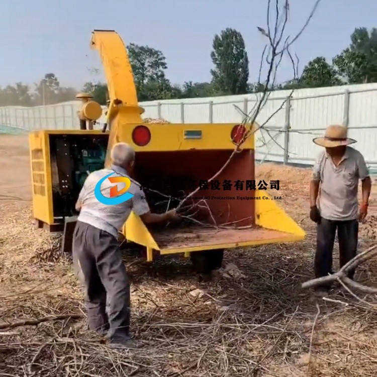河南昌達(dá)6145樹枝樹條粉碎機(jī)河南南陽客戶使用現(xiàn)場.jpg