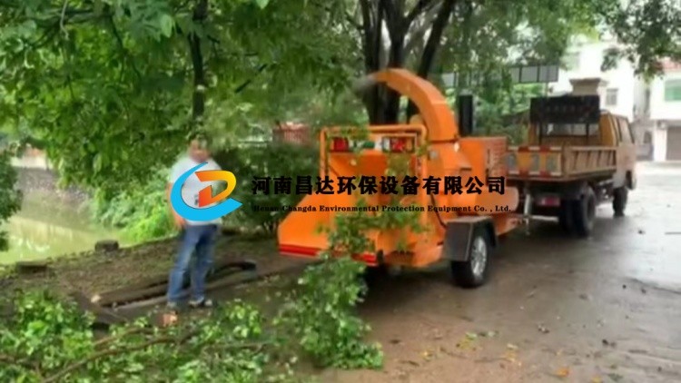 河南昌達(dá)HC-6145園林綠化樹(shù)枝粉碎機(jī)福建福州客戶使用現(xiàn)場(chǎng).jpg