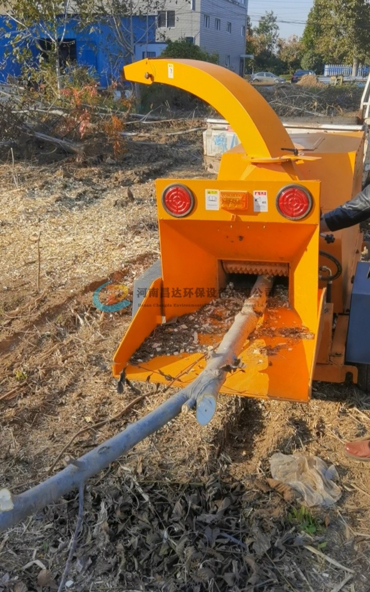 河南昌達HC-6130型樹枝粉碎機浙江杭州客戶使用現(xiàn)場.jpg