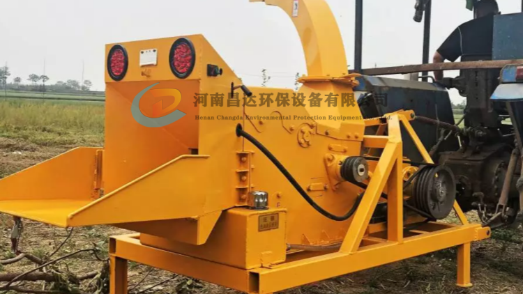 河南昌達(dá)拖拉機(jī)后輸動(dòng)力樹(shù)枝粉碎機(jī)2.png