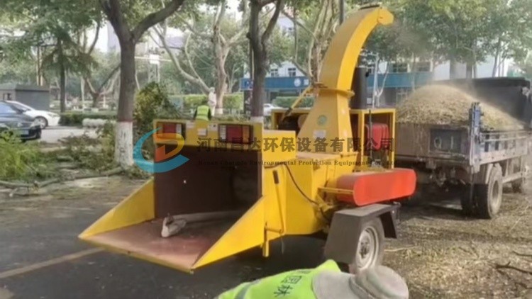6145園林綠化樹枝粉碎機(jī)河北石家莊客戶使用現(xiàn)場(chǎng)