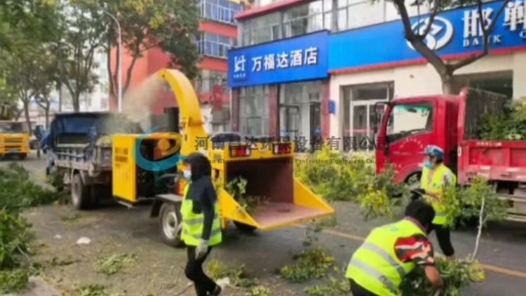 園林綠化樹枝粉碎機(jī)西安客戶使用現(xiàn)場(chǎng).jpg