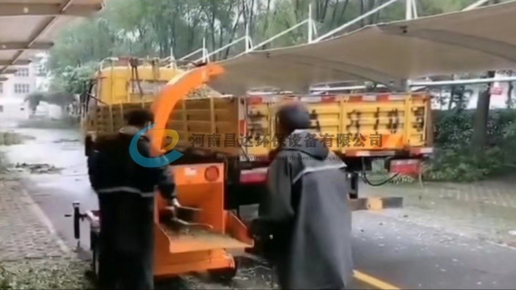 小型園林綠化樹枝粉碎機(jī)上?？蛻羰褂矛F(xiàn)場(chǎng)