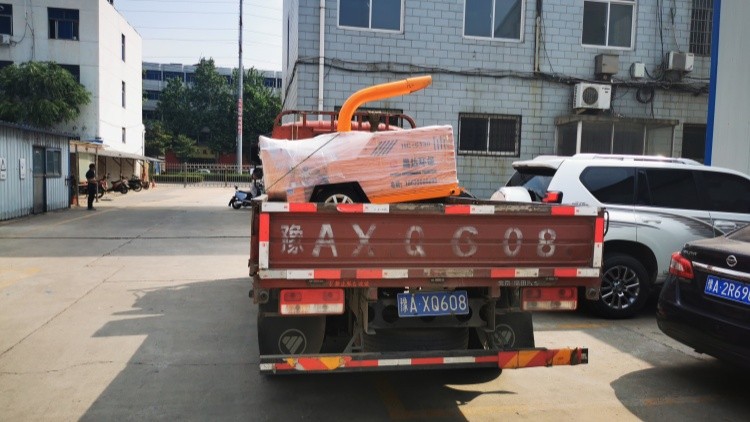 鄭州客戶到廠自提園林樹枝粉碎機(jī).jpg